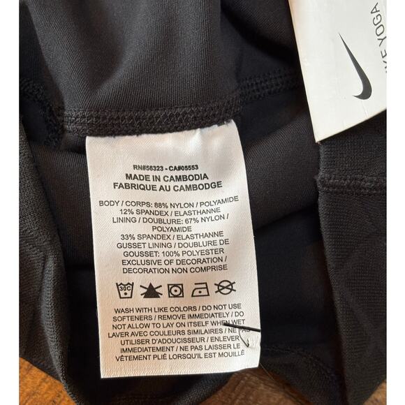 NWT Womens Nike Yoga Luxe High‎ Rise Black Capri Length Leggings Size Medium - Picture 3 of 9